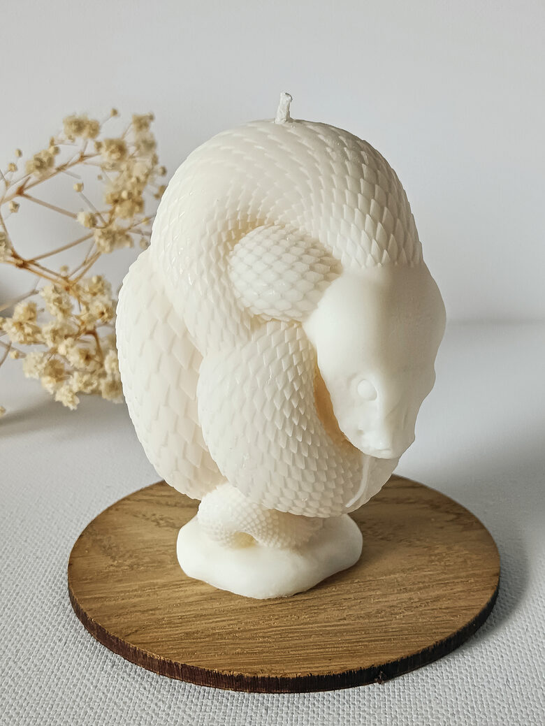 Rankų darbo sojų vaško žvakė „Gyvatė“